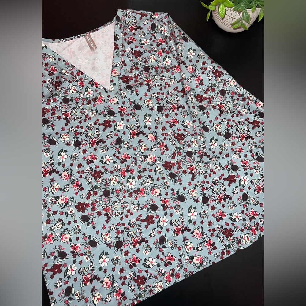 NoraCora Polyester Floral Top Size Medium Like New